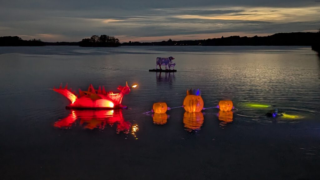 Halloween-Deko, feuerspeiender Drache und Kürbis-Figuren vor der Dieksee Kuh Lisa